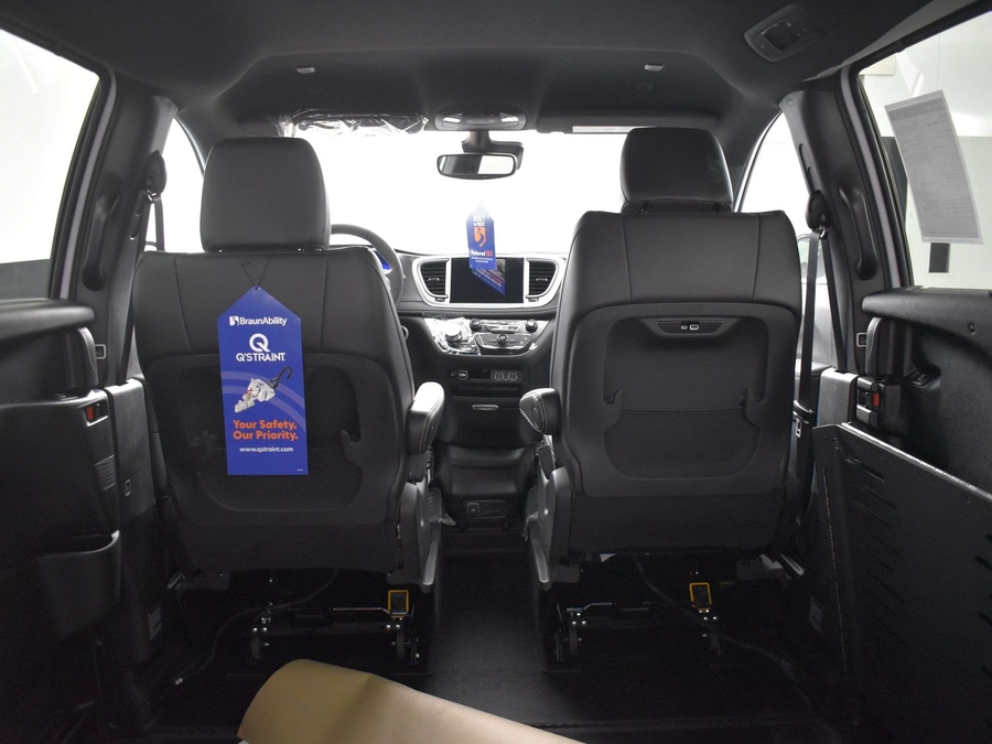 New 2025 Chrysler Pacifica Select Safety - BraunAbility Side Entry Entry Fold Out Automatic Ramp