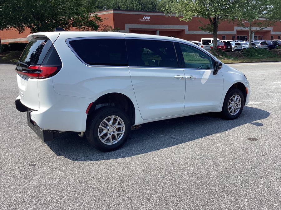 White Chrysler Pacifica image number 8
