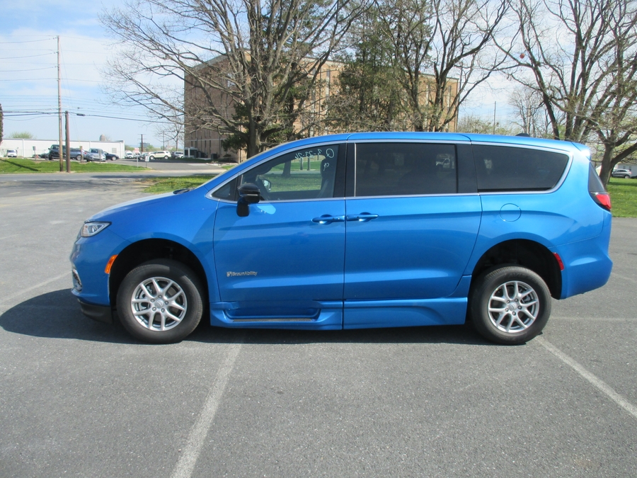 Blue Chrysler Pacifica image number 2