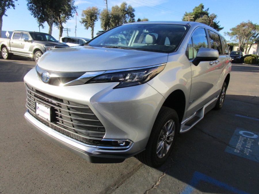 Used 2024 Toyota Sienna Hybrid XLE Base - BraunAbility Side Entry Entry Fold Out Automatic Ramp
