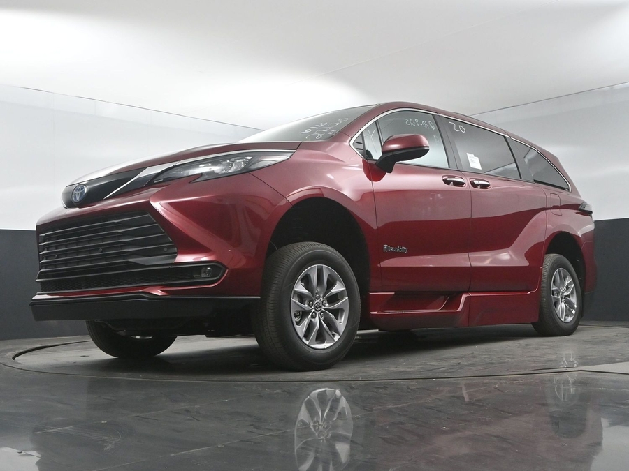 New 2025 Toyota Sienna Hybrid XLE Plus - BraunAbility Side Entry Entry Fold Out Automatic Ramp