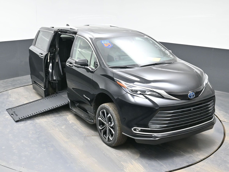New 2025 Toyota Sienna Hybrid Platinum - BraunAbility Side Entry Entry In Floor Automatic Ramp