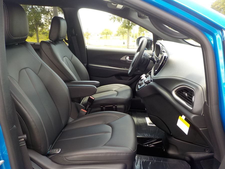 Blue Chrysler Pacifica image number 14