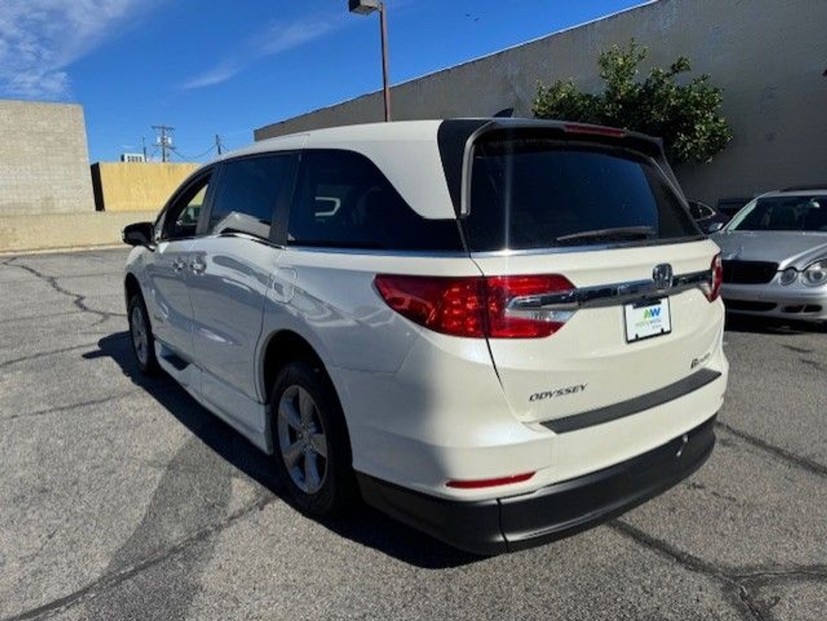 White Honda Odyssey image number 4
