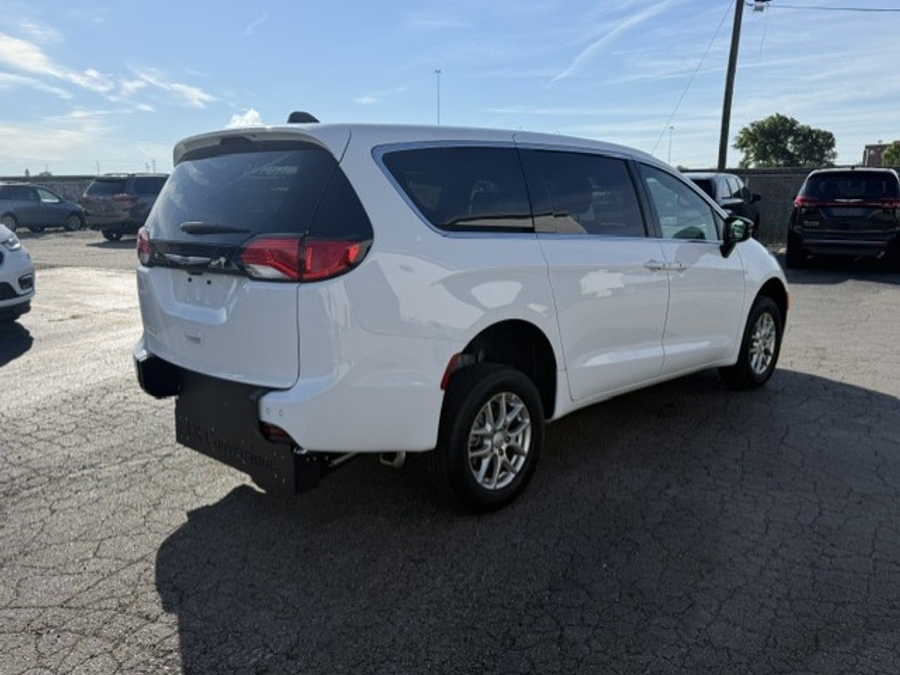 White Chrysler Voyager image number 4