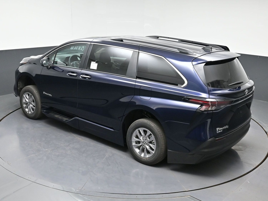 New 2026 Toyota Sienna Hybrid XLE Base - BraunAbility Side Entry In Floor Automatic Ramp