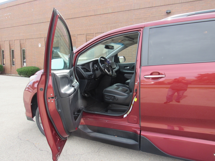 Salsa Red Pearl Toyota Sienna image number 14