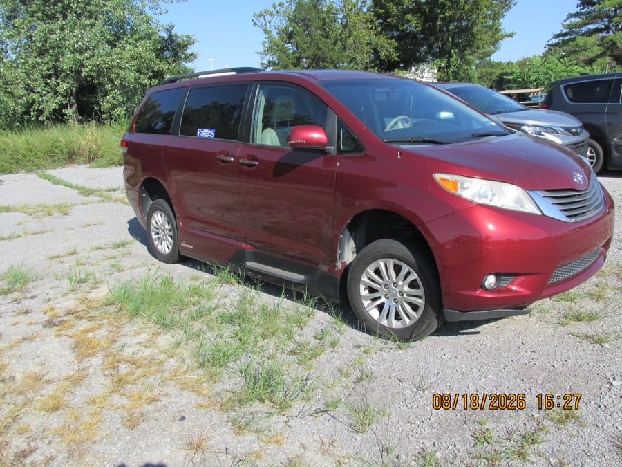  Toyota Sienna image number 2