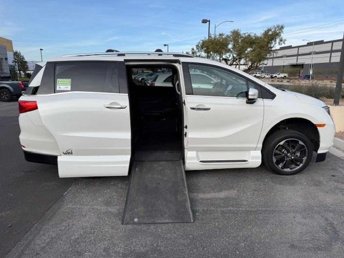 White Honda Odyssey with Side Entry Automatic In Floor ramp