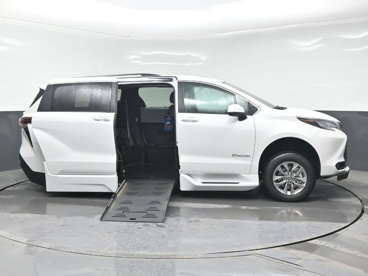 2025 TOYOTA SIENNA - Image 8