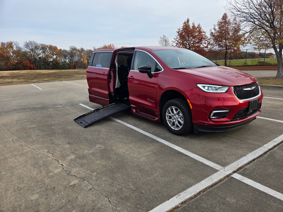 2024 Chrysler Pacifica Touring L's photo