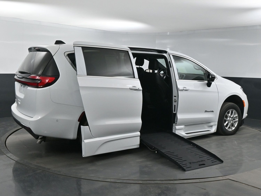 New 2025 Chrysler Pacifica Select Safety - BraunAbility Side Entry Entry Fold Out Automatic Ramp