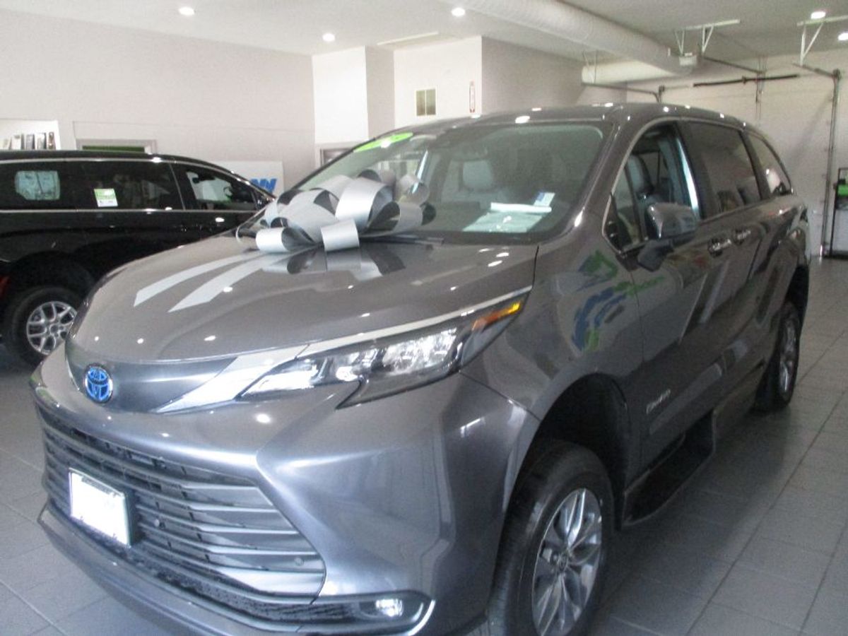 Grey Toyota Sienna image number 2