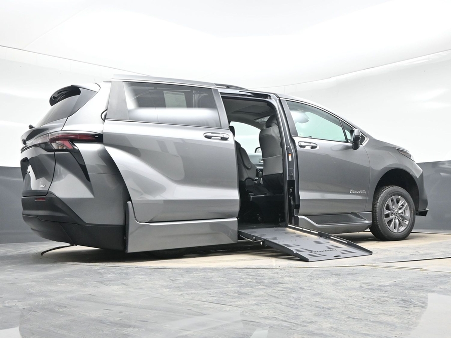 New 2026 Toyota Sienna Hybrid XLE Base - BraunAbility Side Entry Entry Fold Out Automatic Ramp