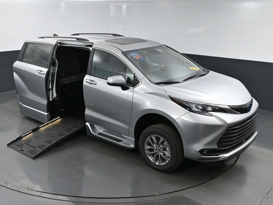 New 2025 Toyota Sienna Hybrid XLE Plus - BraunAbility Side Entry Entry Fold Out Automatic Ramp