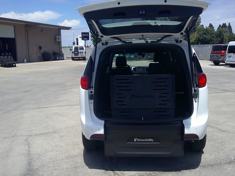White Chrysler Voyager image number 15