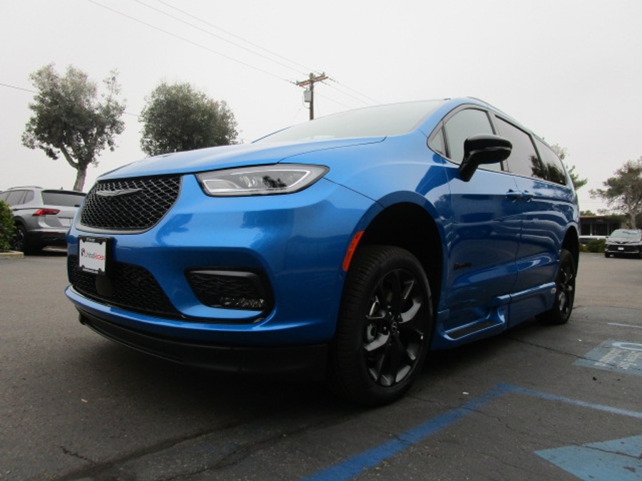 New 2026 Chrysler Pacifica Select Sport - BraunAbility Side Entry Fold Out Automatic Ramp