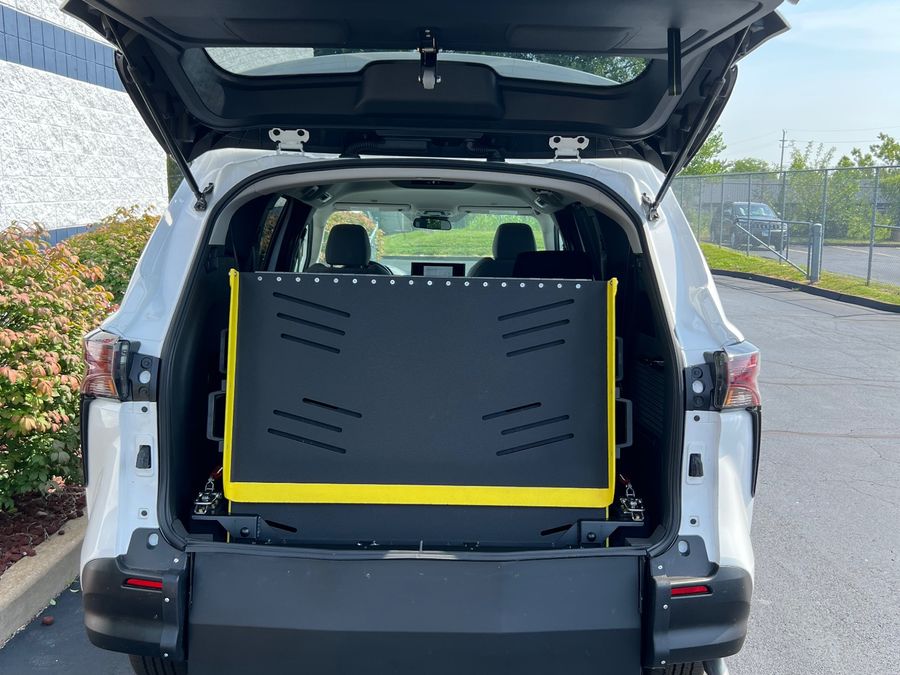 New 2025 Toyota Sienna Hybrid LE - Vantage Mobility Commercial Rear Entry Entry Fold Out Manual Ramp