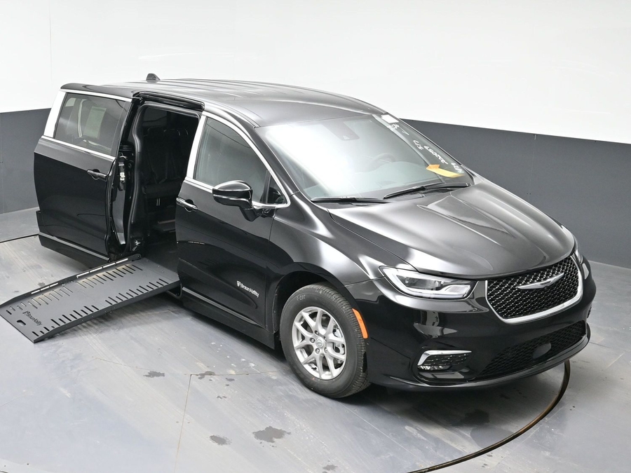 Black Chrysler Pacifica image number 19