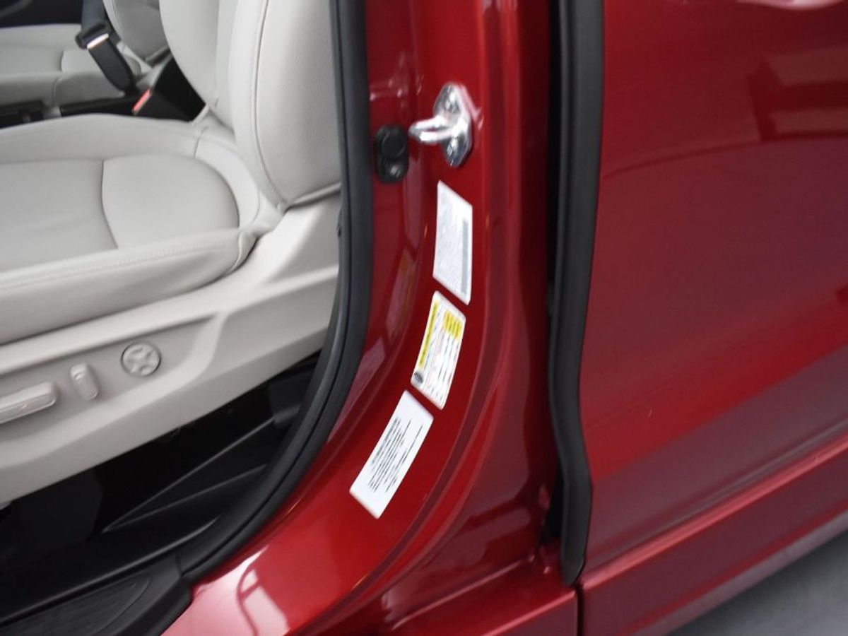 Red Honda Odyssey image number 16