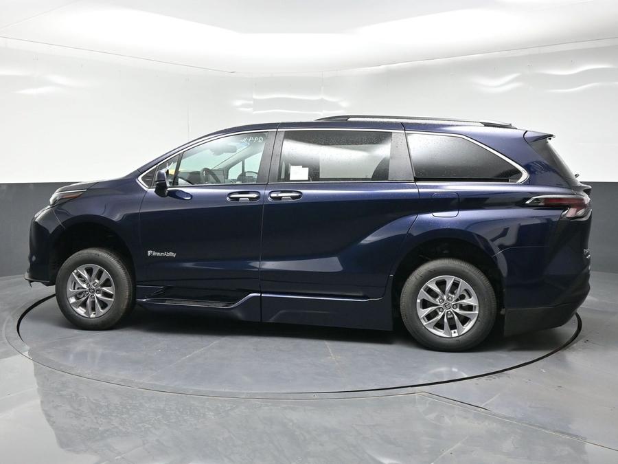 2026 Toyota Sienna XLE - Photo 12