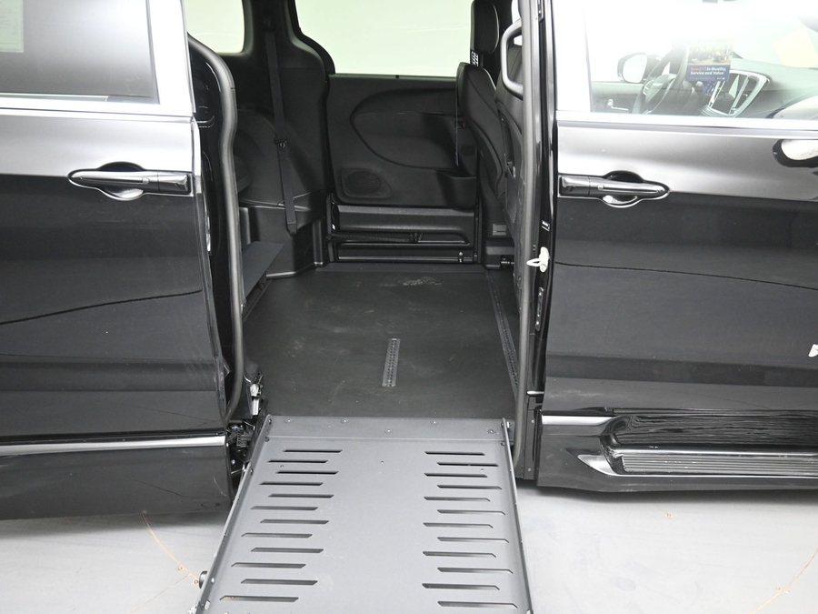 Black Chrysler Pacifica image number 22