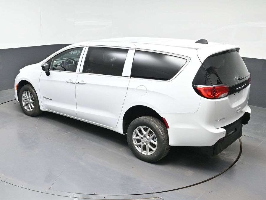 White Chrysler Voyager image number 23