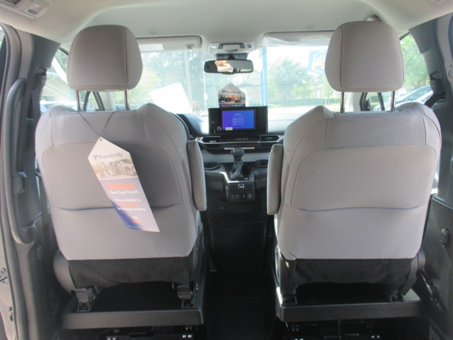 Black Toyota Sienna image number 33