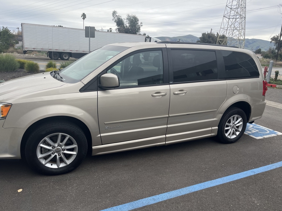 Used 2014 Dodge Grand Caravan SXT - BraunAbility Side Entry Entry Fold Out Automatic Ramp