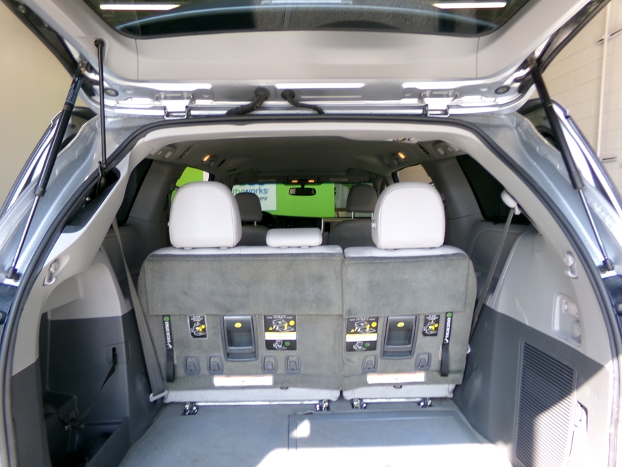 Silver Toyota Sienna image number 12