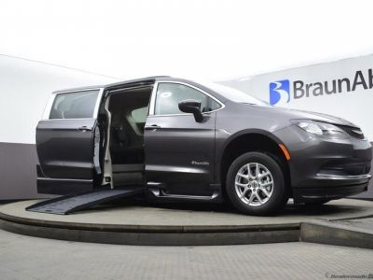 Grey Chrysler Voyager image number 14