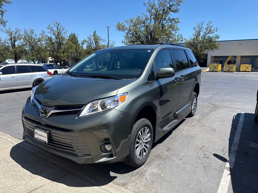 Used 2020 Toyota Sienna XLE Base - VMI Side Entry Entry In Floor Automatic Ramp