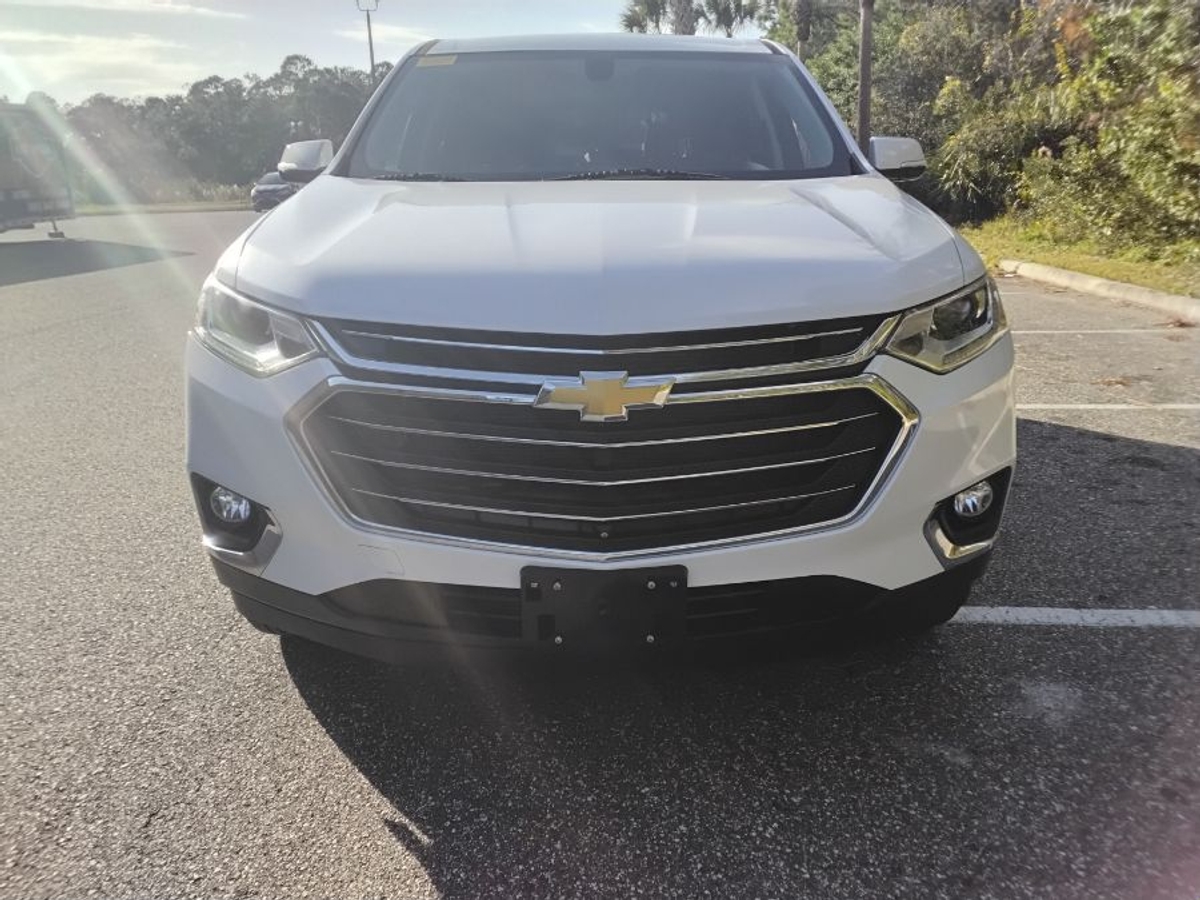 White Chevrolet Traverse image number 2