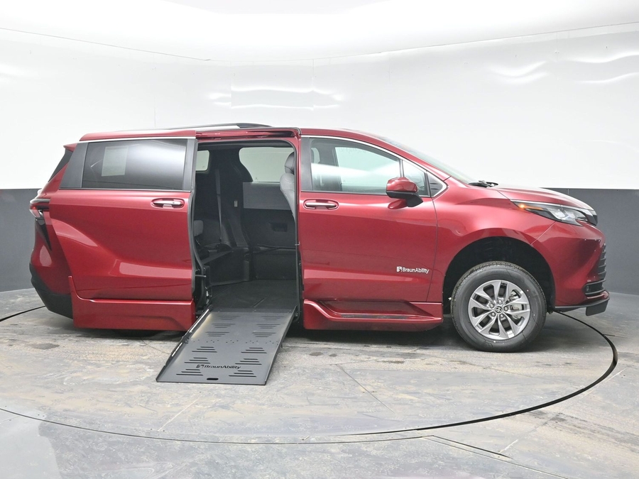 New 2025 Toyota Sienna Hybrid XLE Plus - BraunAbility Side Entry Entry Fold Out Automatic Ramp