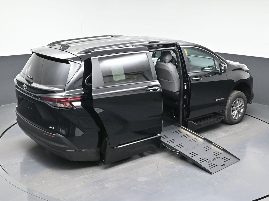 Black Toyota Sienna image number 22