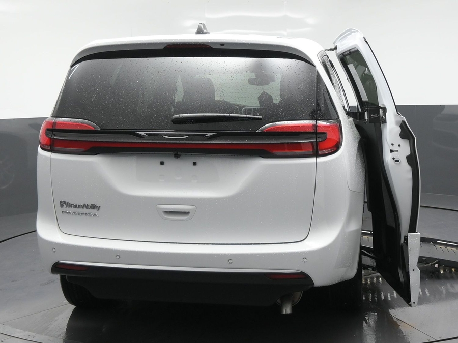 White Chrysler Pacifica image number 2