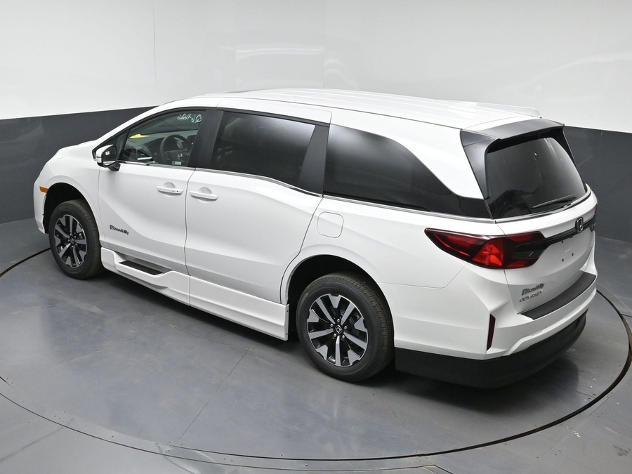 White Honda Odyssey image number 17