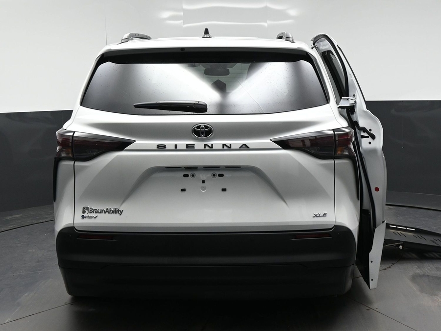 White Toyota Sienna image number 2
