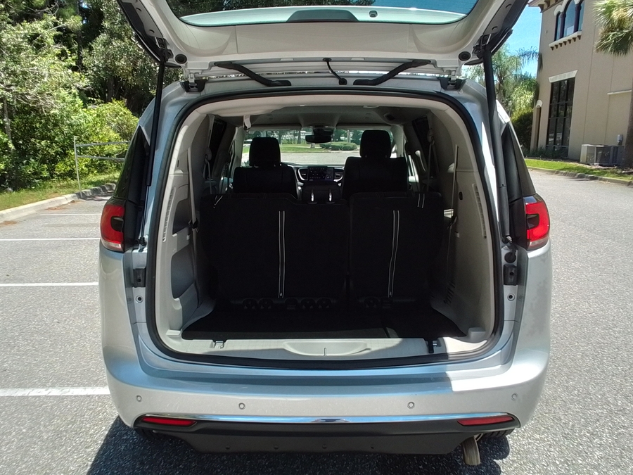 Silver Chrysler Pacifica image number 14