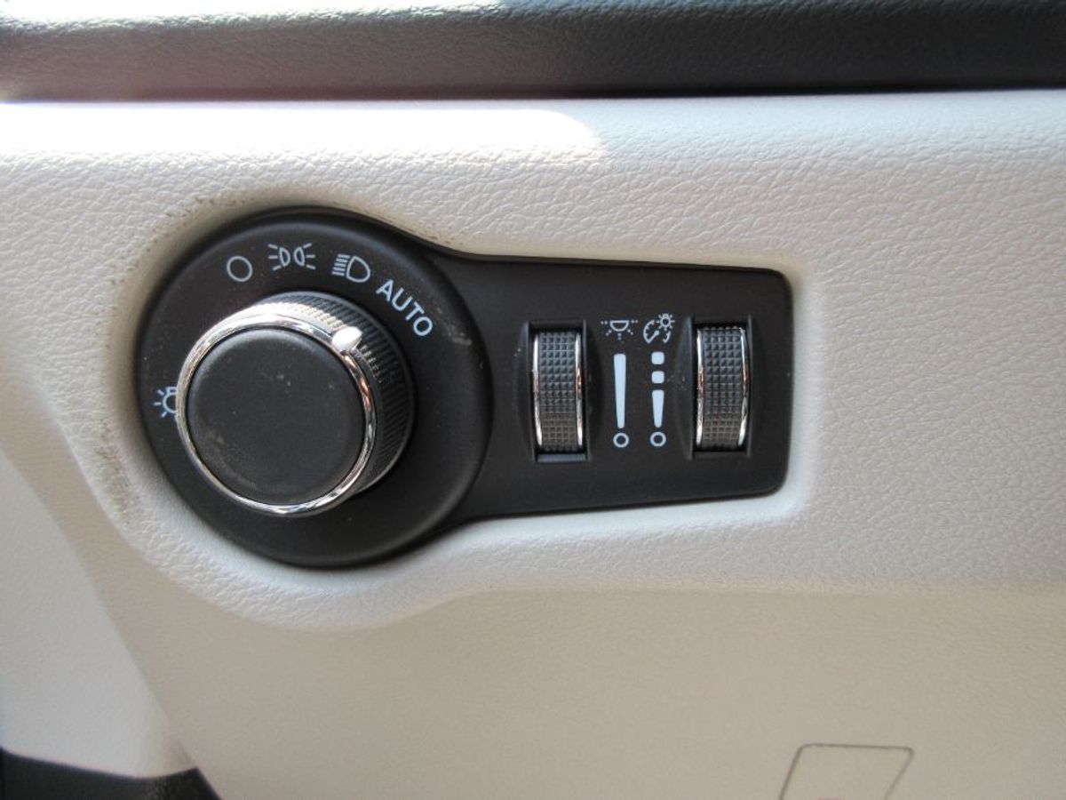 Silver Chrysler Voyager image number 20