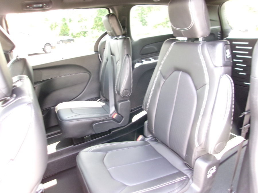 White Chrysler Voyager image number 3
