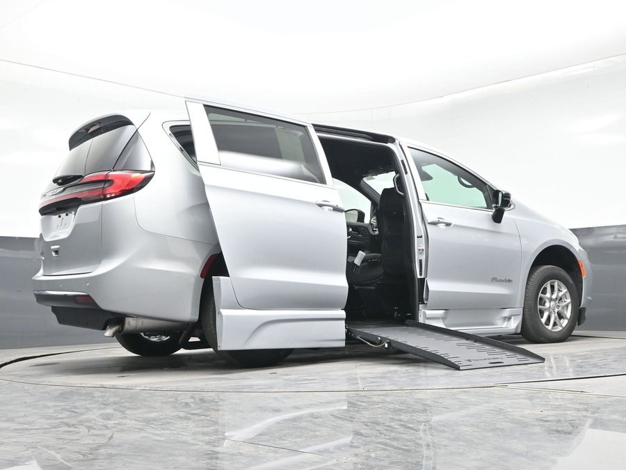 Silver Chrysler Pacifica image number 13