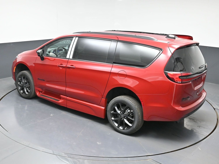 New 2026 Chrysler Pacifica Select Sport - BraunAbility Side Entry Entry In Floor Automatic Ramp