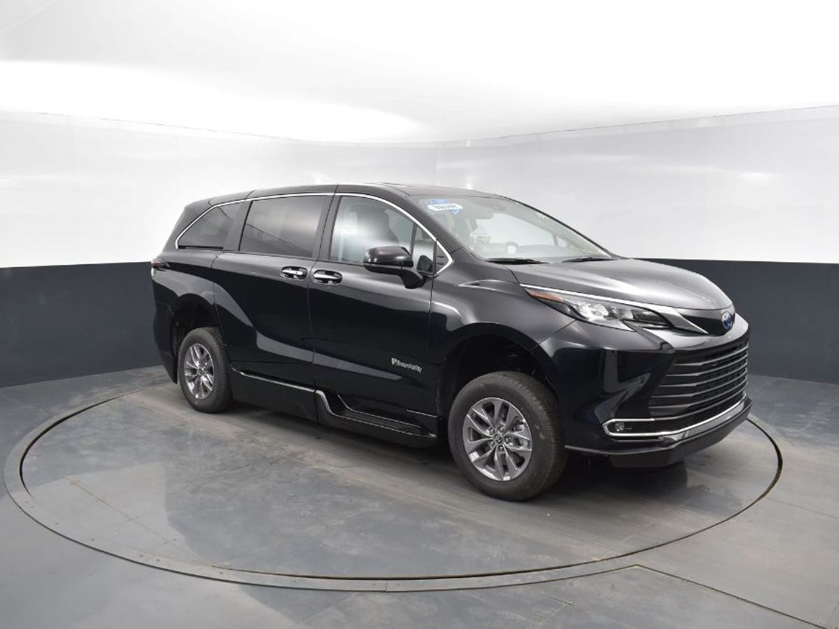 Black Toyota Sienna image number 9