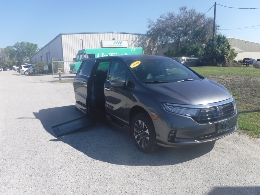 Grey Honda Odyssey image number 1