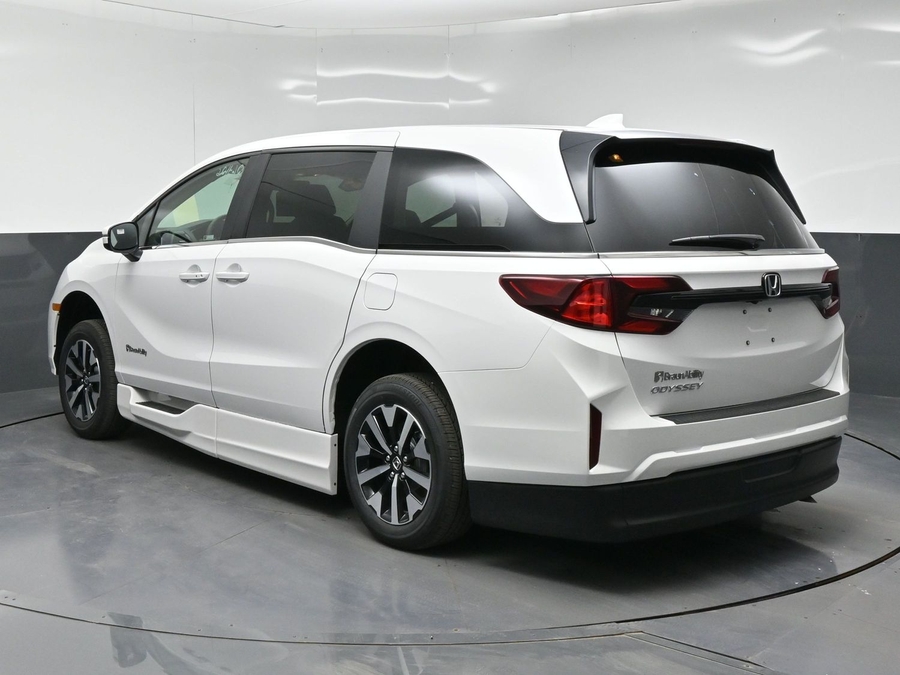 White Honda Odyssey image number 2