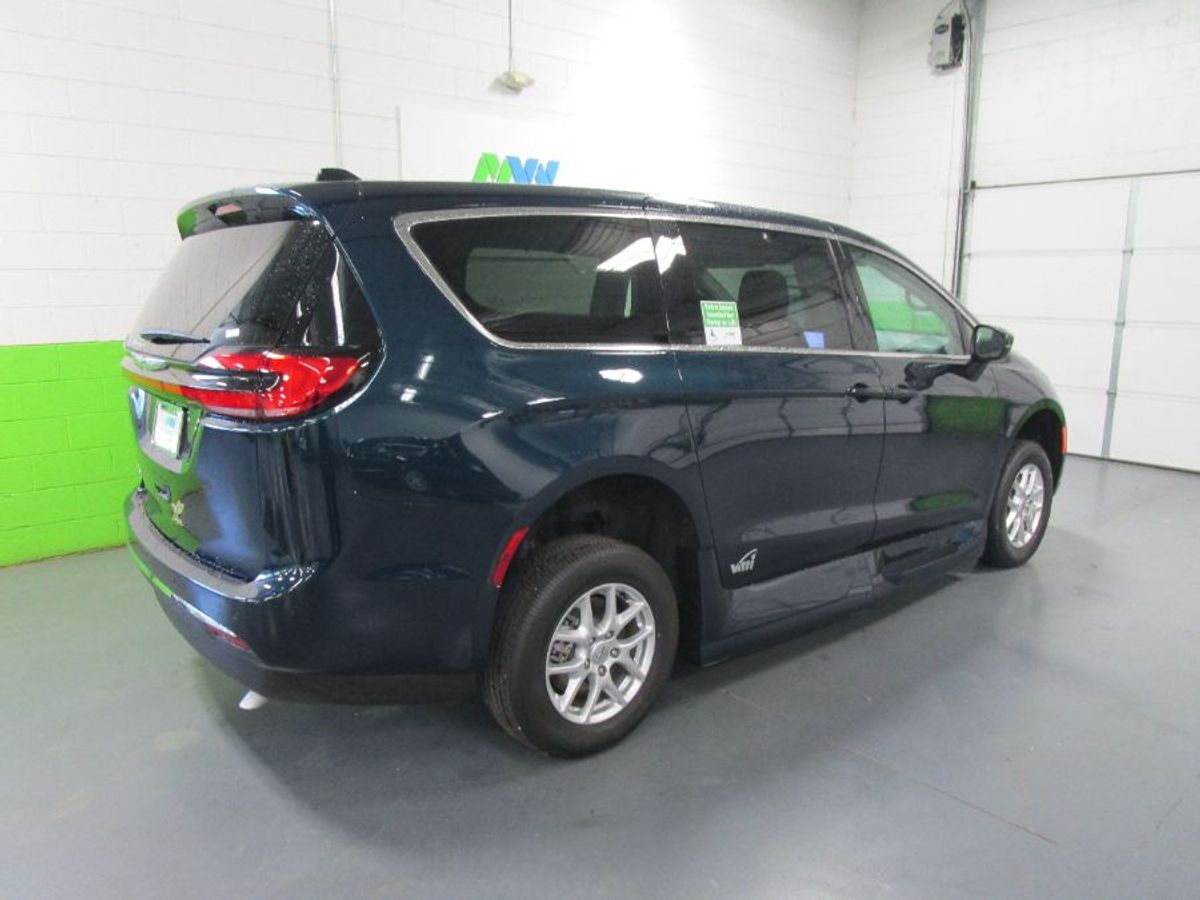 Blue Chrysler Pacifica image number 13