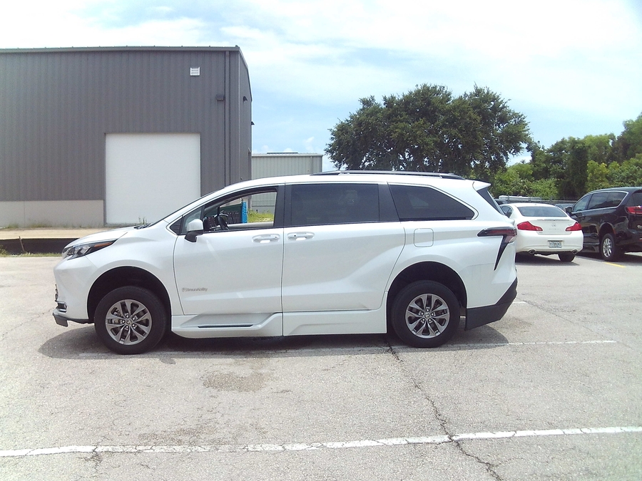 White Toyota Sienna image number 2