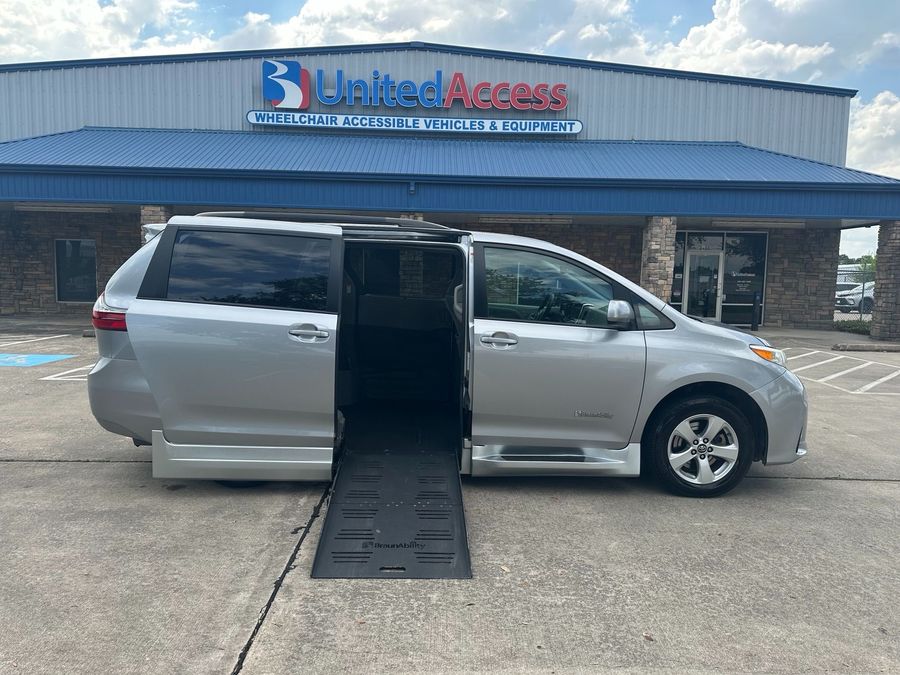 Used 2018 Toyota Sienna LE - BraunAbility Side Entry Entry Fold Out Automatic Ramp