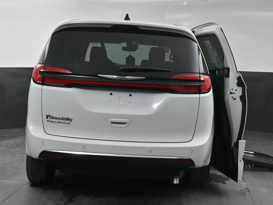 New 2025 Chrysler Pacifica Select Safety - BraunAbility Side Entry Entry Fold Out Automatic Ramp